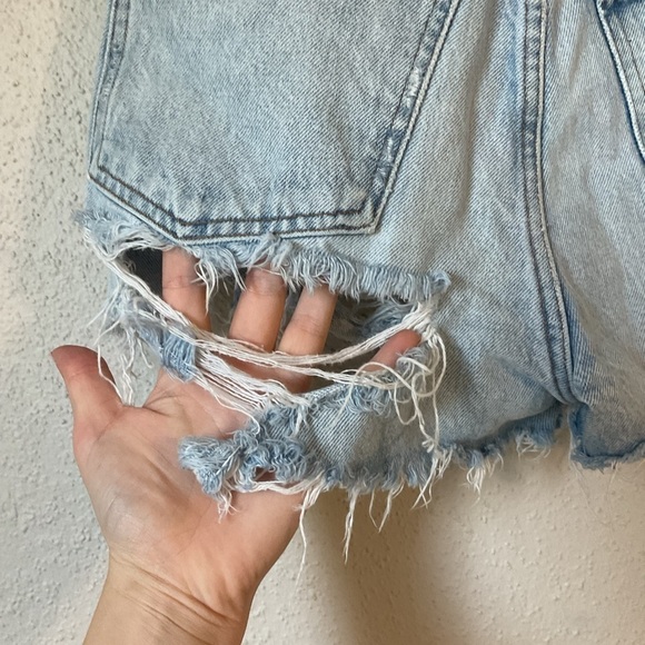 Agolde Distressed Raw Hem Shorts Size 26 Light Wash - Picture 4 of 9